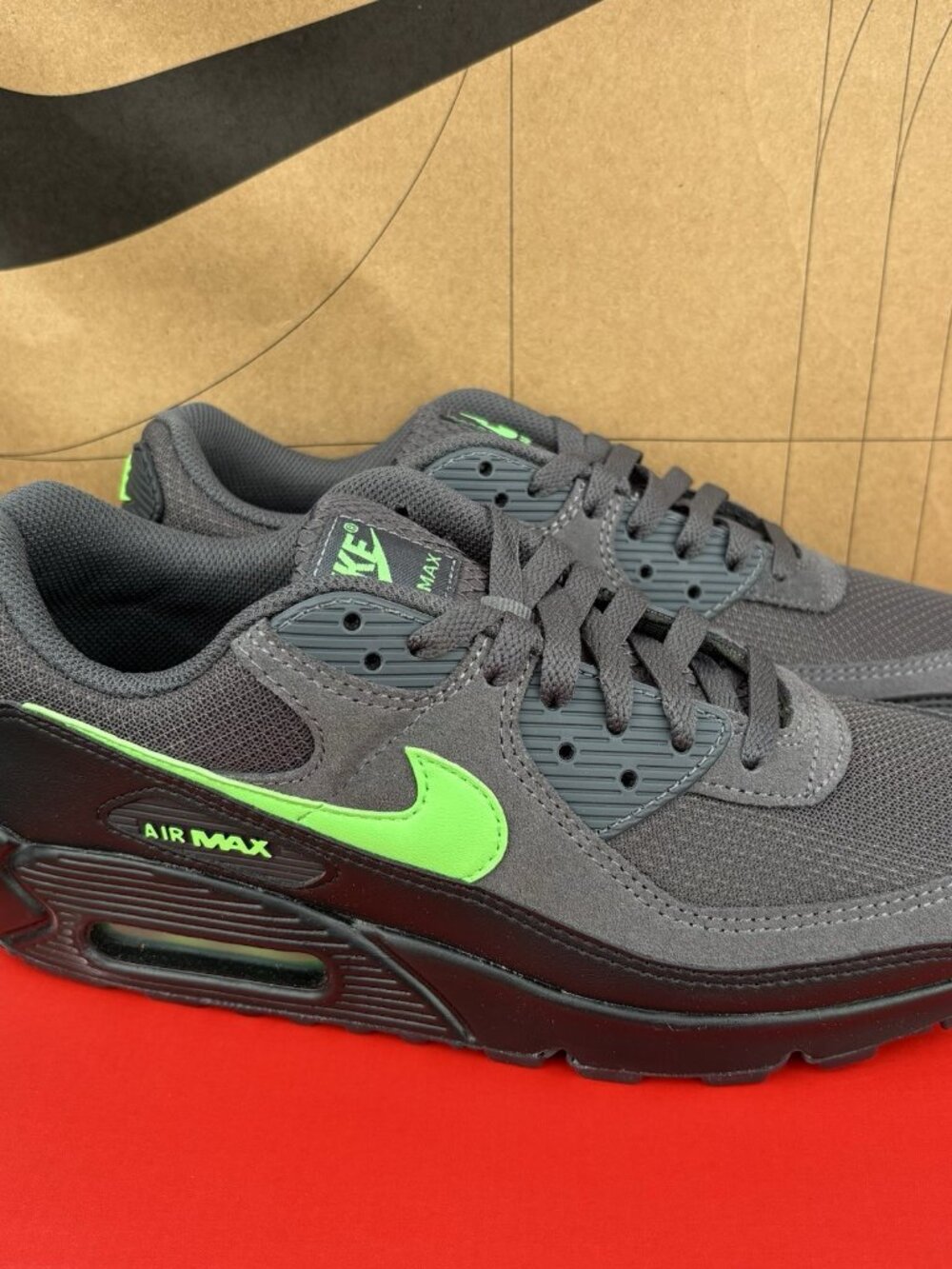NEW Nike Air Max 90 Anthracite Black Green Strike DM0029-015 Men Size 9.5